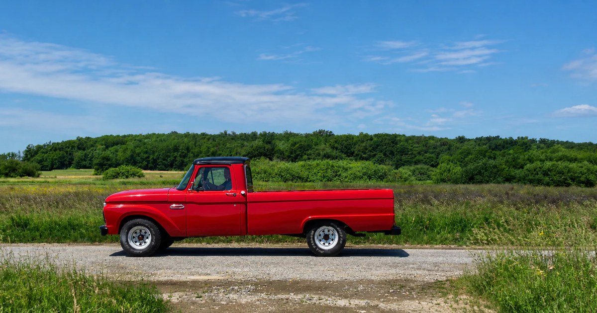 KI-gestützte Rekonstruktion des restaurierten roten Ford F-100 Pickup, basierend auf Originalaufnahmen
