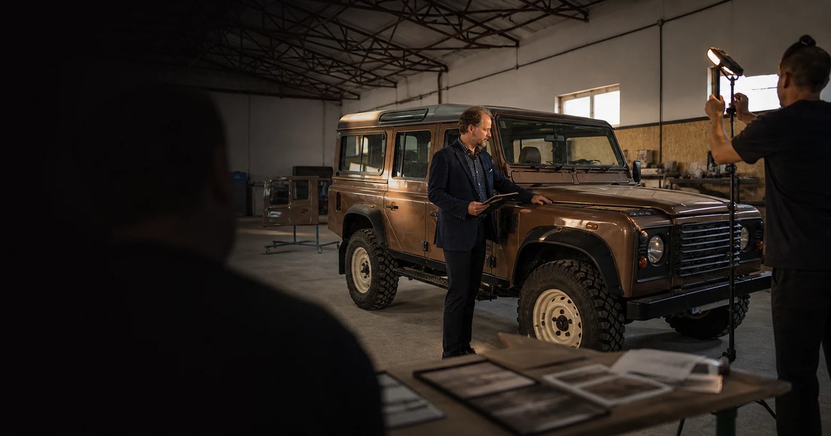 KI-gestützte Showroom-Visualisierung mit James bei der Abschlusskontrolle eines Land Rover Defender im Restaurationsatelier